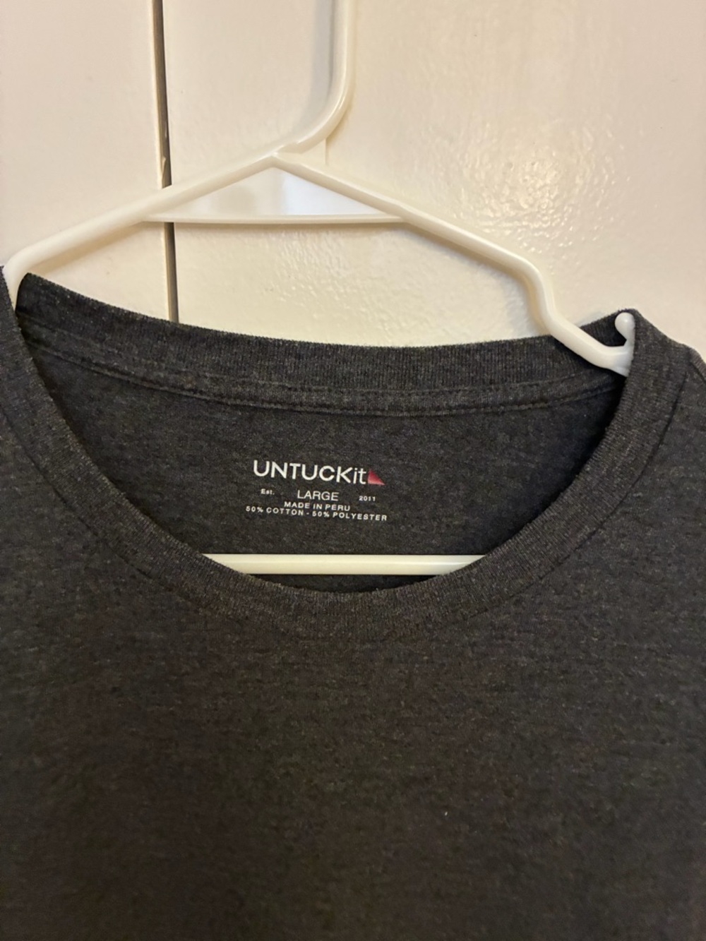2 UNTUCKit Short Sleeve Crew Tee in Charcoal and Black - Picture 4 of 9
